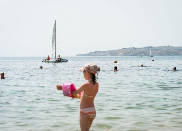 Ребенок на море в Феодосии, Крым
