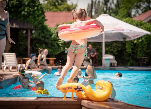 Девочка прыгает в бассейн в отеле Атлантик