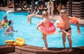 Дети в бассейне в гостинице Атлантик в Феодосии – сервис все включено