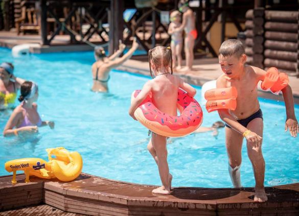Дети в бассейне в гостинице Атлантик в Феодосии – сервис все включено