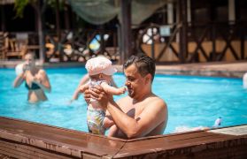 Мужчина от отдыхе с ребенком в отеле Атлантик – сервис все включено