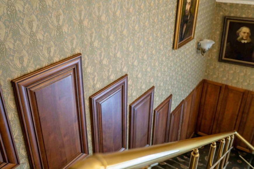 Лестница на второй уровень апартаментов в Феодосии
