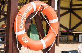 Спасательный круг для безопасности на пляже отеля в Крыму